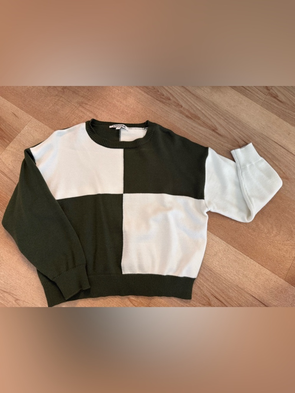 Vigoss Olive Green and White Colorblock Knit Sweater